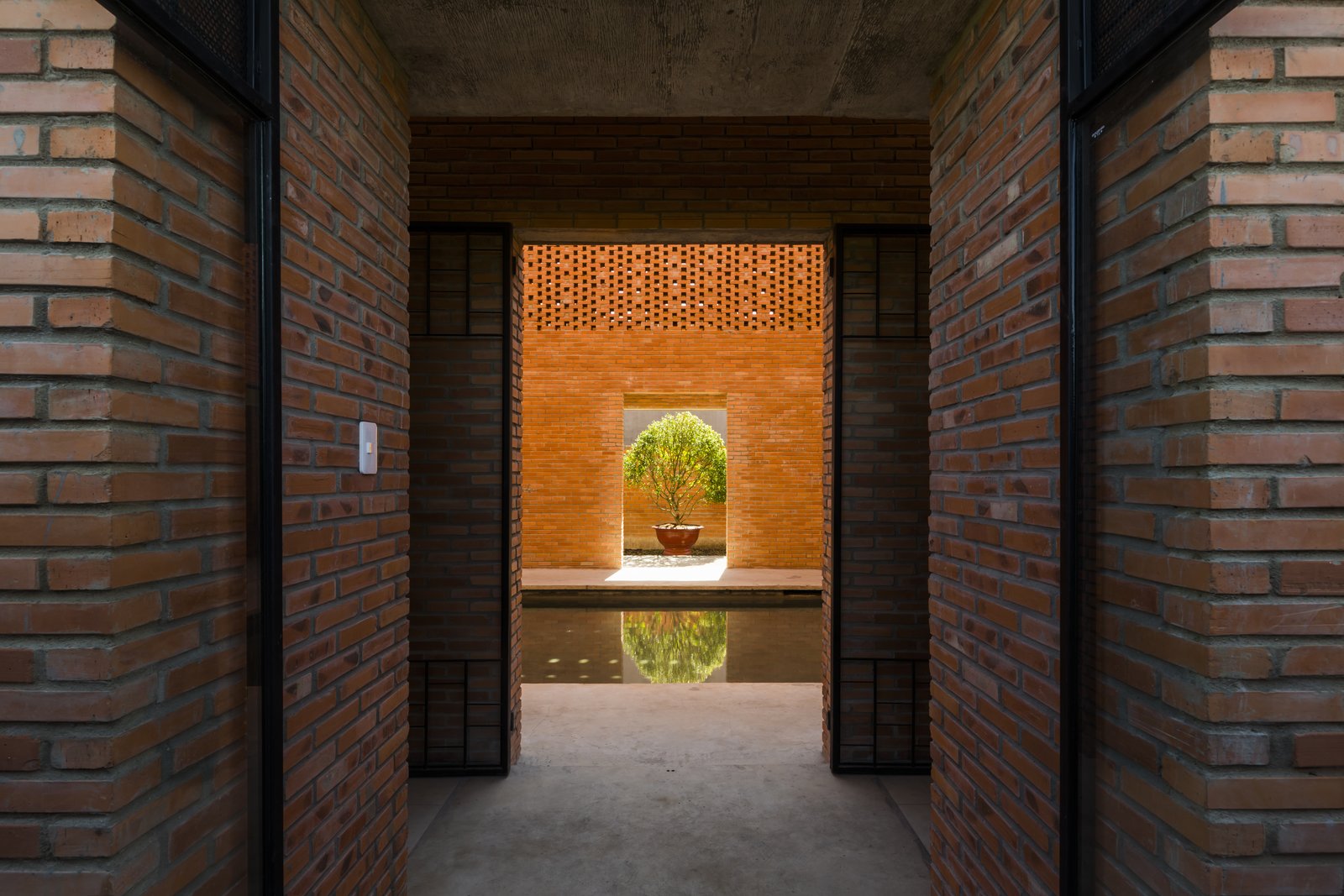 Water features, which convey the balance that the philosophy of Ying and Yang calls for, is expressed in a pond-like pool in the middle of the house.