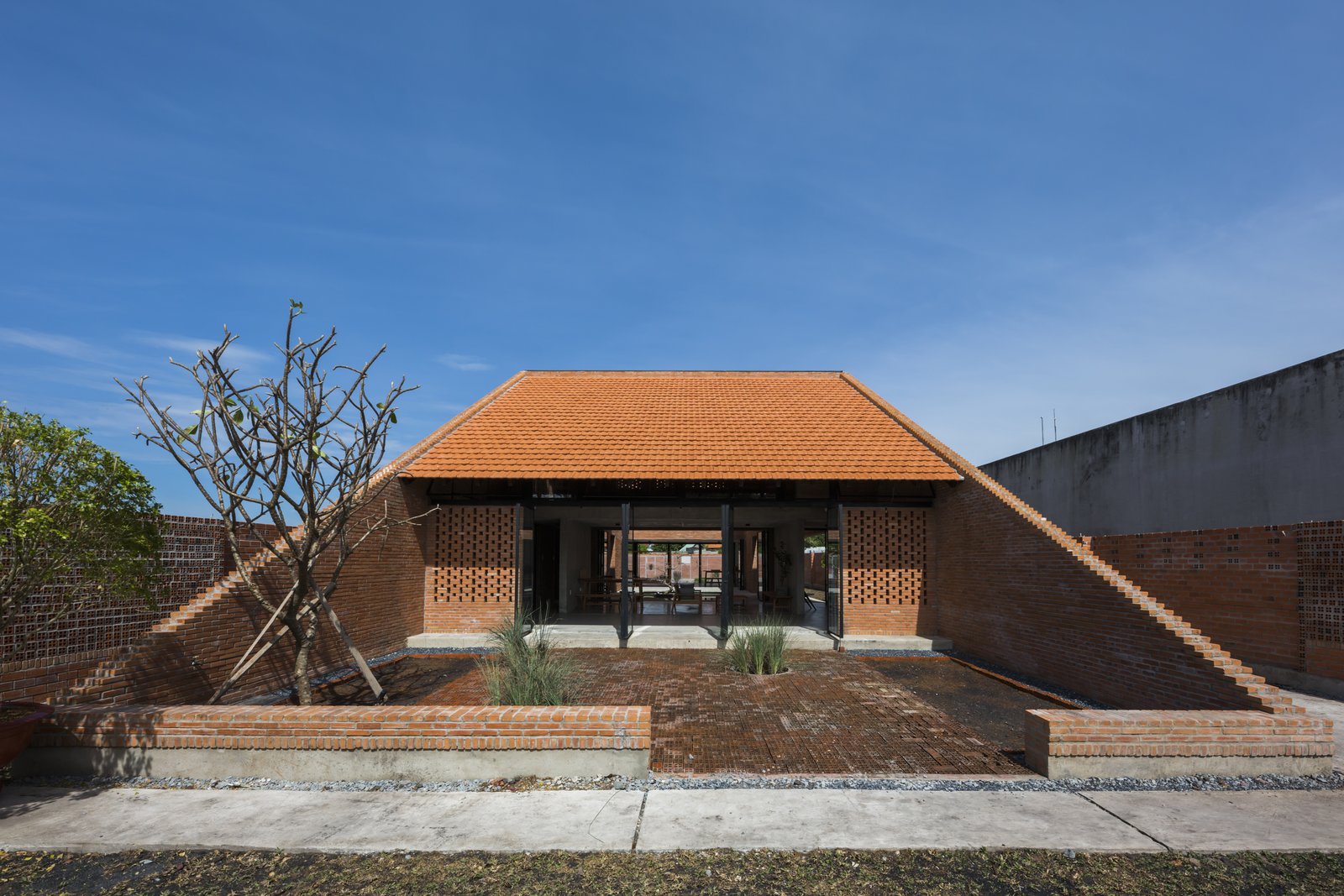 Clay brick flooring in the front yard helps drain rainwater and reduce heat.