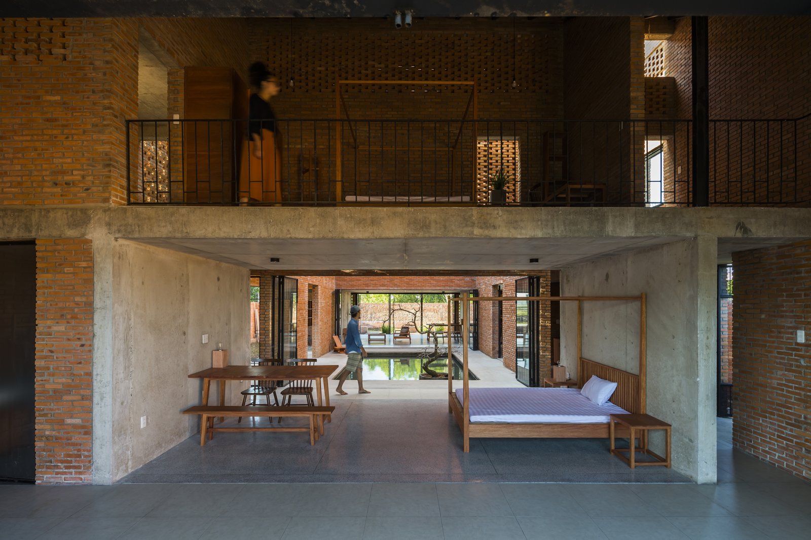 The simple furniture items leave plenty of space for movement.