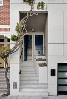 Top 4 Homes of the Week That Welcome You With Sleek Entryways - Photo 2 of 4 -