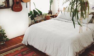 The White Linen Venice Set keeps Emily’s room looking clean and cohesive; Source: Emily Katz/Parachute