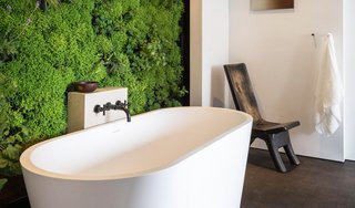 9 Beautiful Bathtubs - Photo 2 of 9 - Source: HGTV 