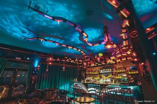 Placed above the bar, the octopus is like a guardian of the abyss which fiercely defends the treasure of a lost world.