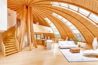 Domespace's unique system and design allows for the entire structure to rotate. This enables you to orient your home's windows to face or oppose the sun any time you want in order to passively balance the internal temperature and reduce energy consumption. <br>This feature also permits a change of scenery any time you wish.