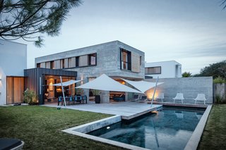 Take a Plunge Into These Enticing Modern Pools - Photo 11 of 12 -
