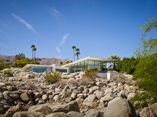 The Palm Springs House overlooks both valleys and mountain ranges, celebrating its setting and capturing the spirit of the region. Living space and private spaces are linked by a light-filled kitchen, while a courtyard opens to expansive mountain and valley panoramas. Operable glass facades integrate the indoor and outdoor experiences with views, natural light, and ventilation. 