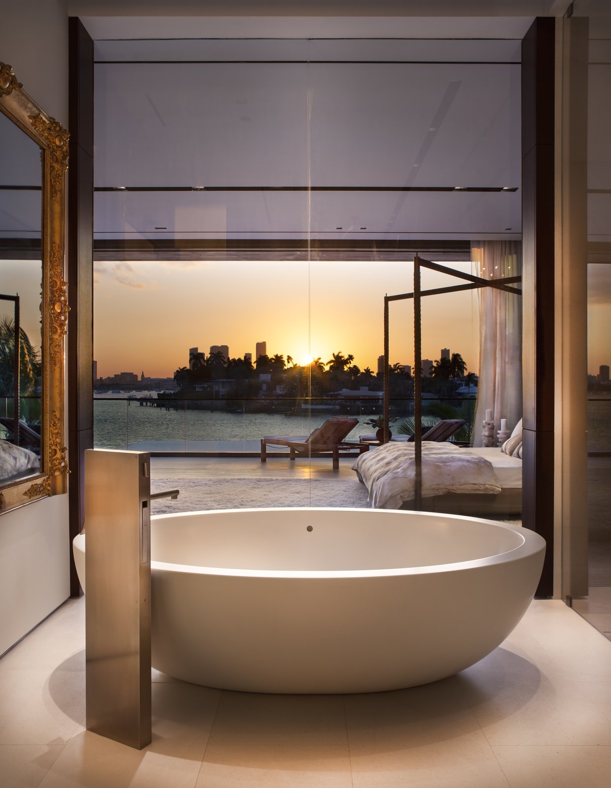 40 Modern Bathtubs That Soak In the View Master Bathroom