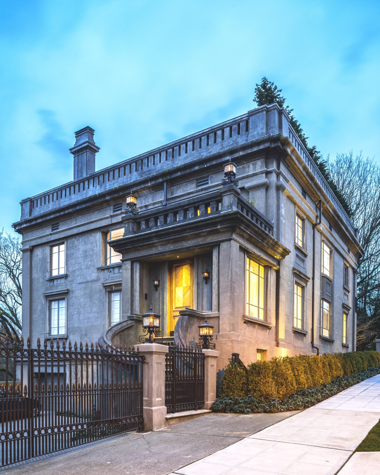 Duchess Mansion Modern Home in Seattle, Washington by Stuart Silk… on Dwell