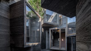 Intended to be sympathetic to the divergent qualities of the aging city, Zhang Ke added a series of staggered rooms with an unfinished, misshapen concrete finish. 