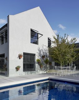 Sliding-Glass Pavilions Transform a Renovated Melbourne Home - Photo 2 of 10 -