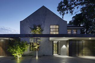 Sliding-Glass Pavilions Transform a Renovated Melbourne Home - Photo 1 of 10 -