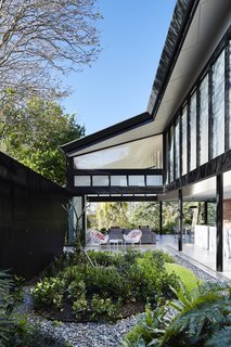 An Edgy Slatted Facade Conceals a Striking Indoor/Outdoor Home in Brisbane - Photo 6 of 11 -