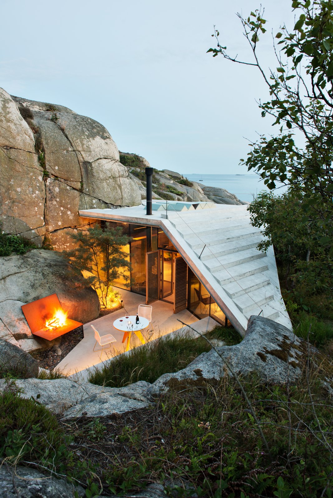 Lung Hagem Arkitekter said: "The roof is executed in 270mm thick reinforced concrete with 20mm VIP insulation underneath. The concrete itself is water resistant, thus no additional roofing materials are required. As a result, the roof is a smooth white surface creating a dialogue with the rocky landscape, and giving the cabin its distinctive character."