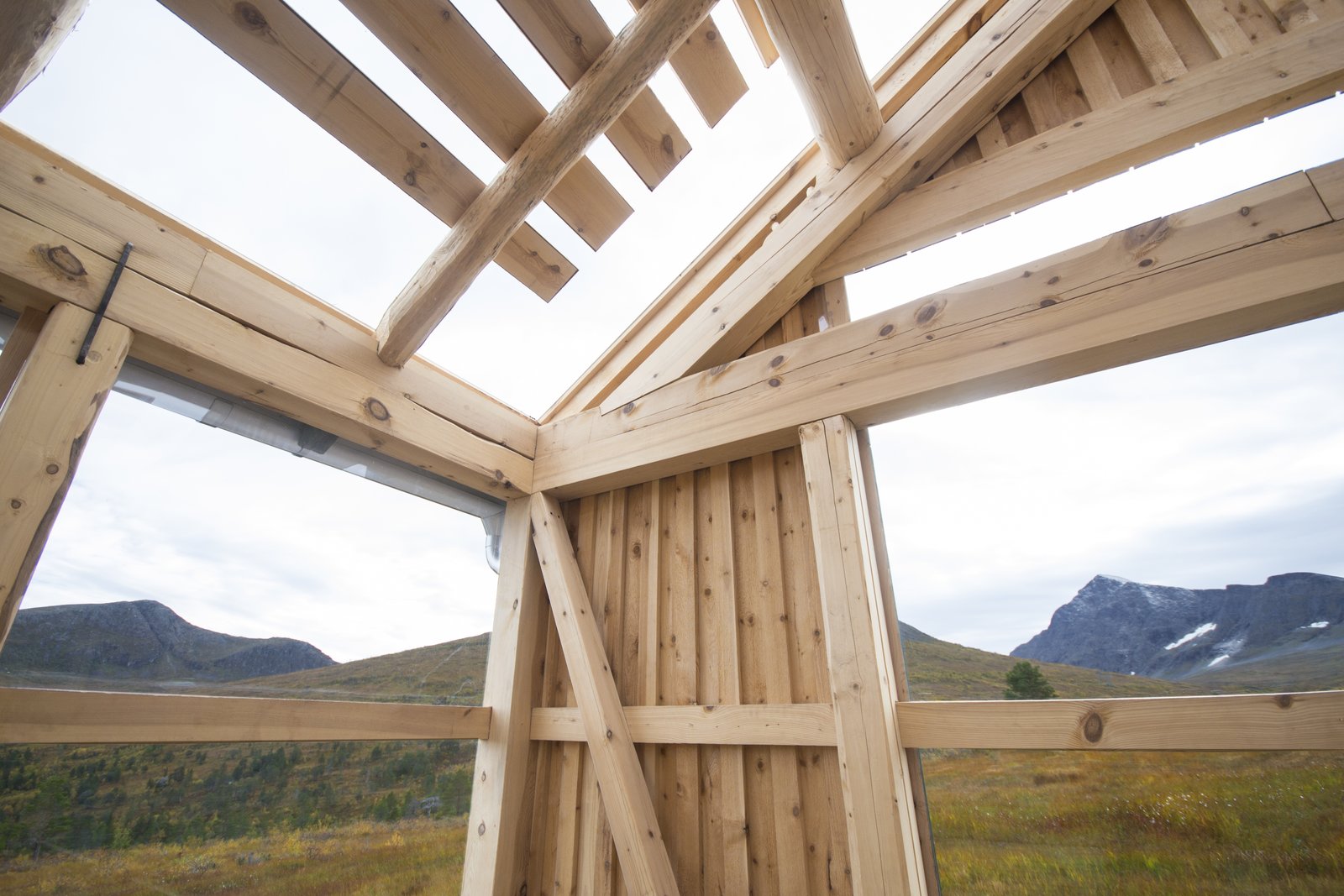 In the garage, wooden joints are exposed and the peak of Ryssdalsnebba can be seen to the south.