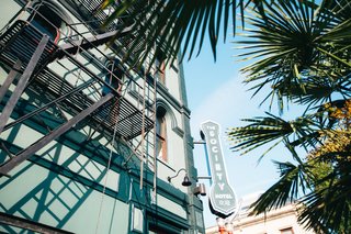 A Chic Portland Hotel Offers Lodging As Affordable as $35 a Night - Photo 2 of 10 - The corner of the hotel is decorated with a vintage sign. 