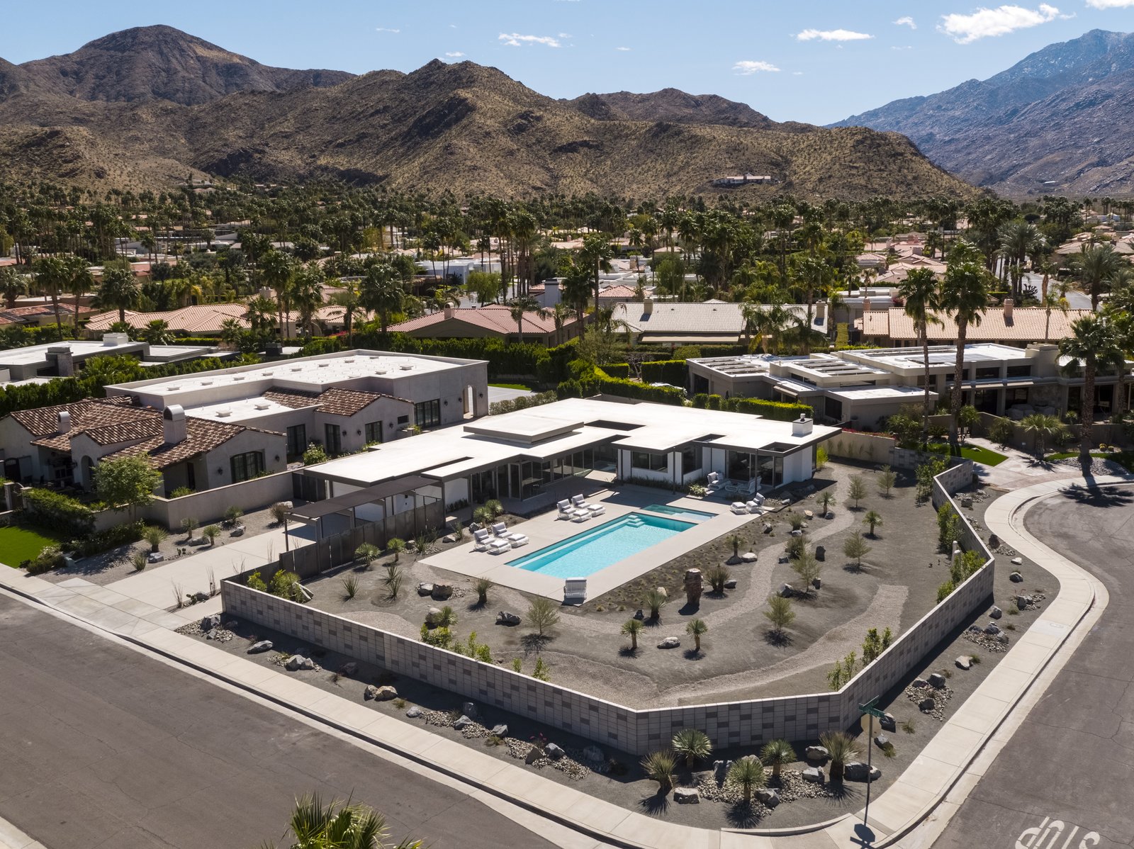 The low lying, horizontal residence sits idyllically at the foothills of the Indian Canyons in Palm Springs.
