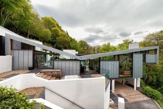 As one of the four "butterfly houses" in the English county of Devon, Kaywana Hall is filled with a rich history. Guests can experience a fusion of modern design and stunning architecture. 