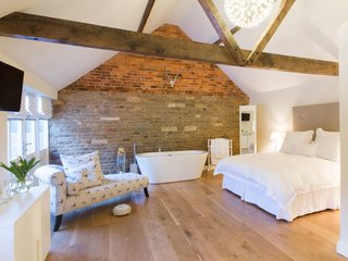 Nestled in the Vale of Belvoir, guests are given a chance to explore the countryside, gardens, and houses of Lincolnshire. 
