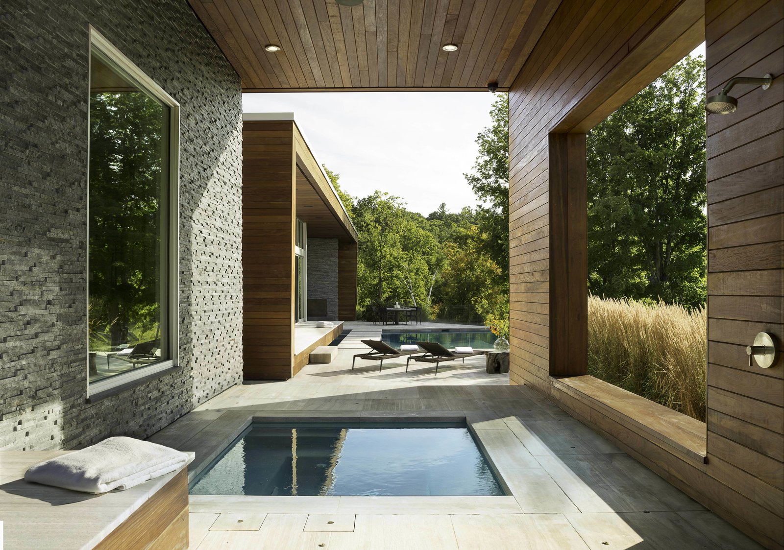 40 Modern Bathtubs That Soak In the View