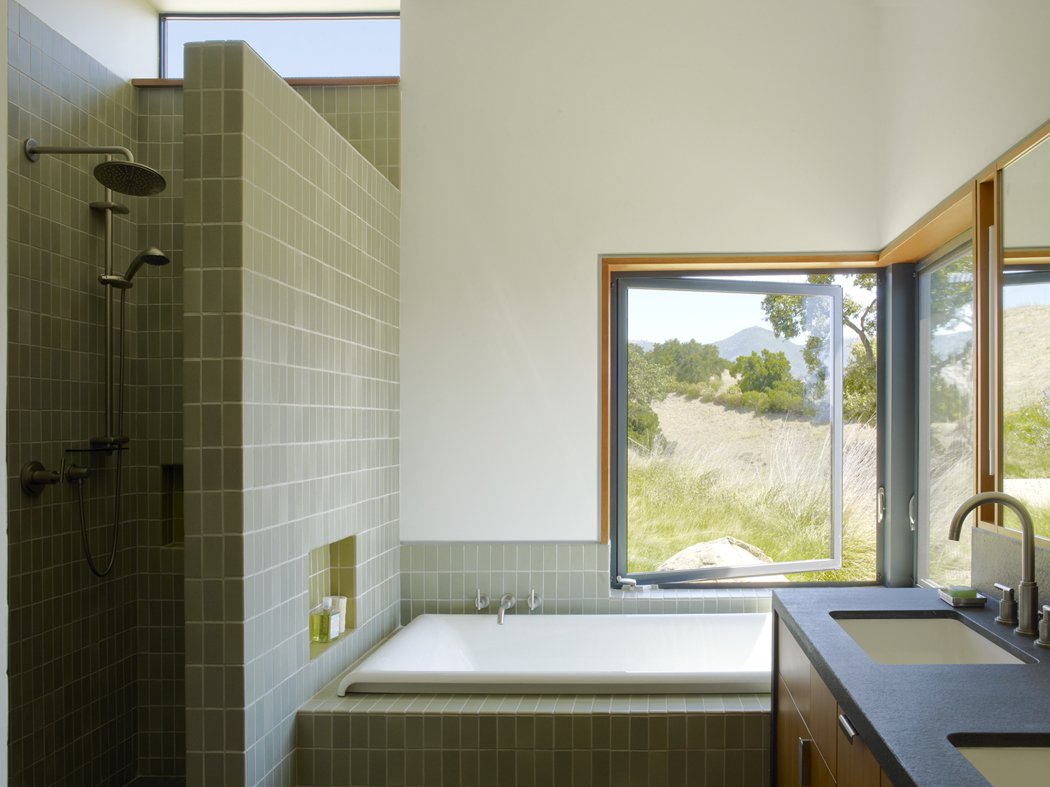 40 Modern Bathtubs That Soak In the View