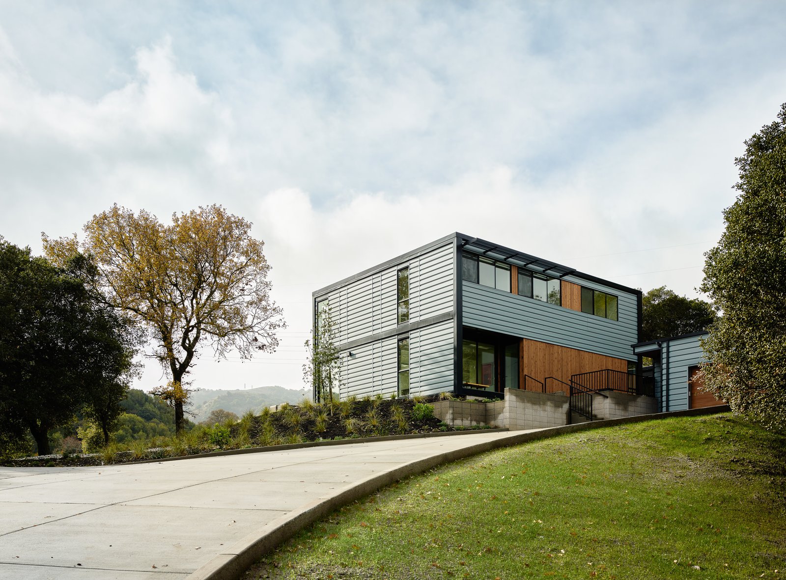 Settled on a picturesque hillside in Orinda, California, the Connect 8+2 has a warm, welcoming energy with a clean, modern edge.
