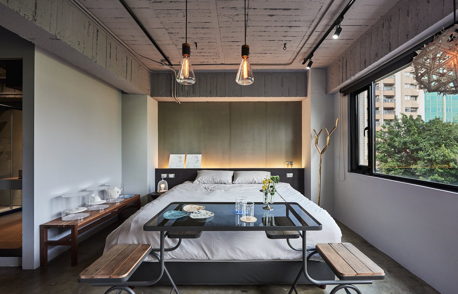 Located on the fifth floor of an unassuming building in Datong district, Play Design Hotel is a hidden gem with only a small sign to announce its presence. Polished concrete walls and floors coupled with large, black, metal-framed windows create an elegant backdrop for the hand-picked design objects sourced from over 100 local Taiwanese designers.