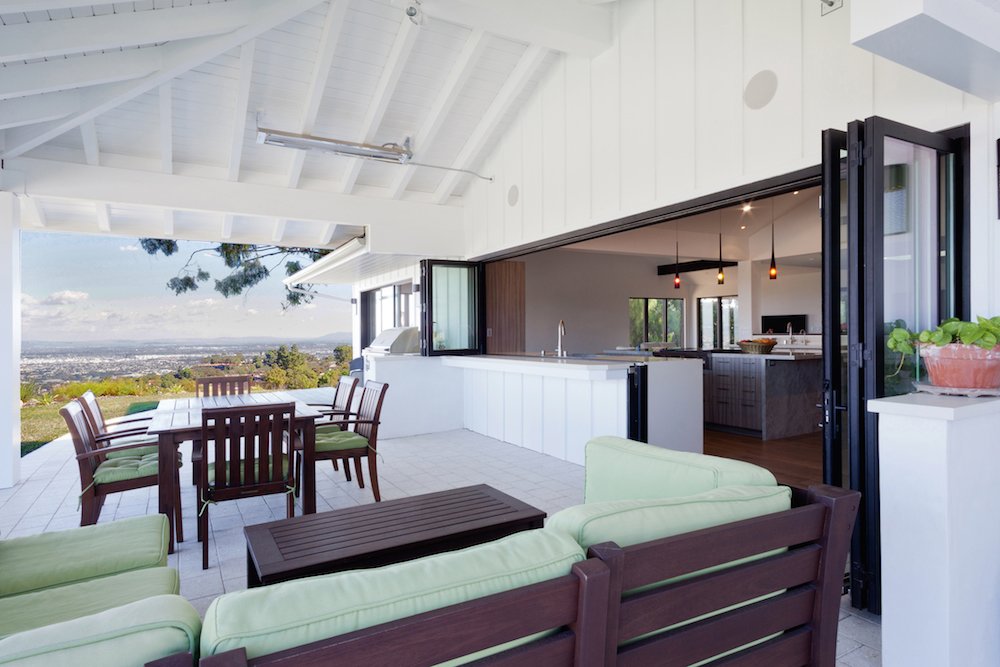 LaCantina’s combination Door & Window system connects their bifold doors to their bifold windows without the need for a supporting post