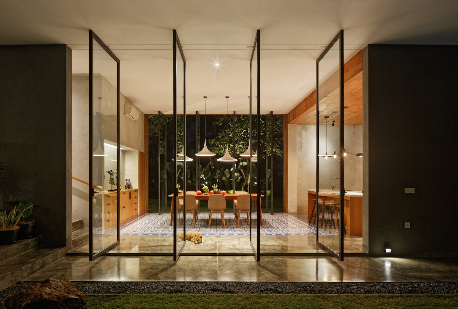 Operable full-height glazing opens the dining room up on both sides.