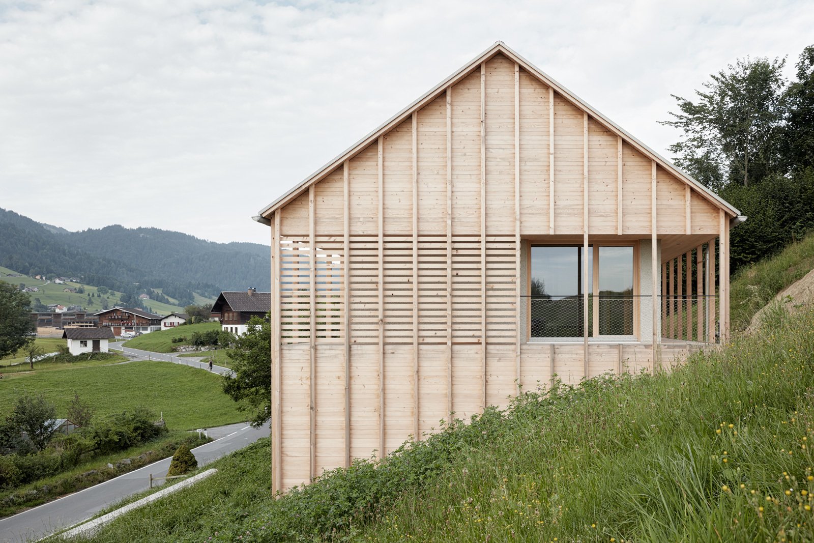 The roof was built with prefabricated wood elements.