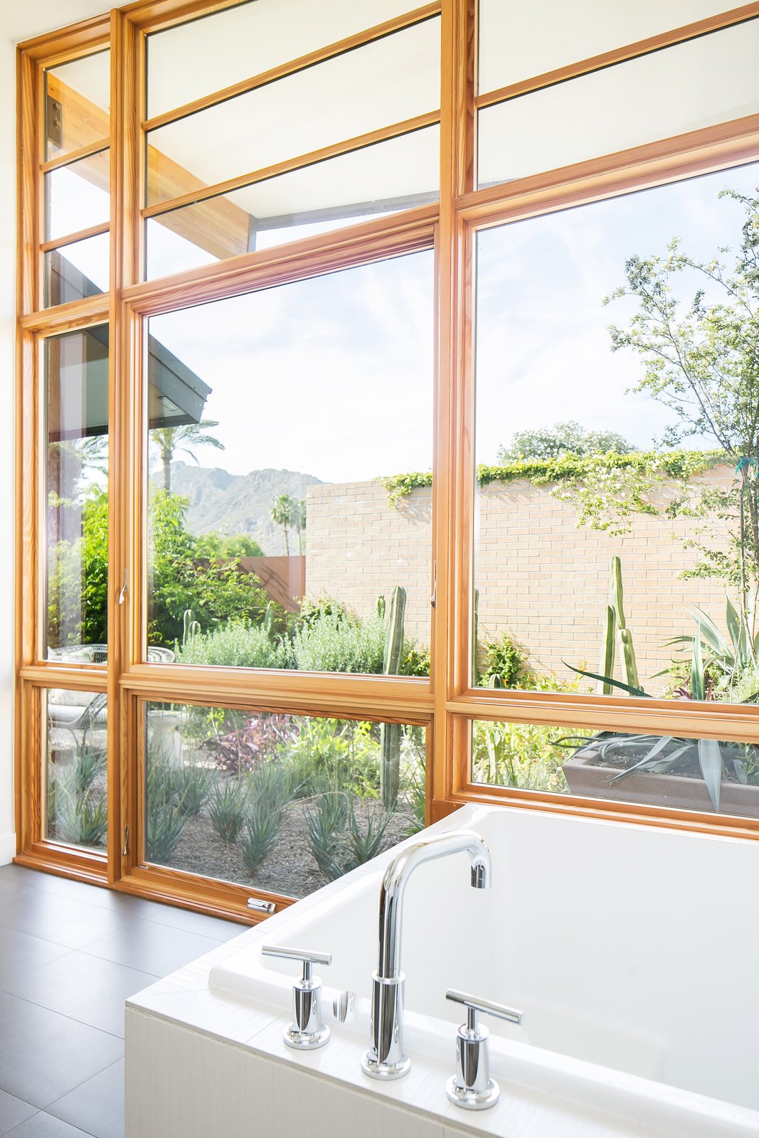 40 Modern Bathtubs That Soak In the View