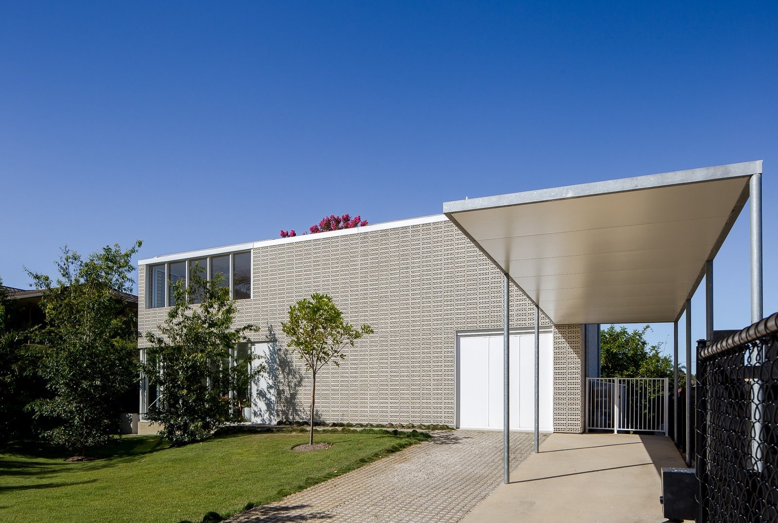 Design provides a delicate layer of privacy, capturing the coastal breezes from all rooms and successfully bringing the outside in.