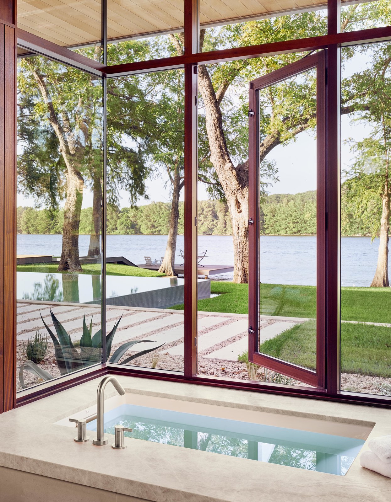 40 Modern Bathtubs That Soak In the View