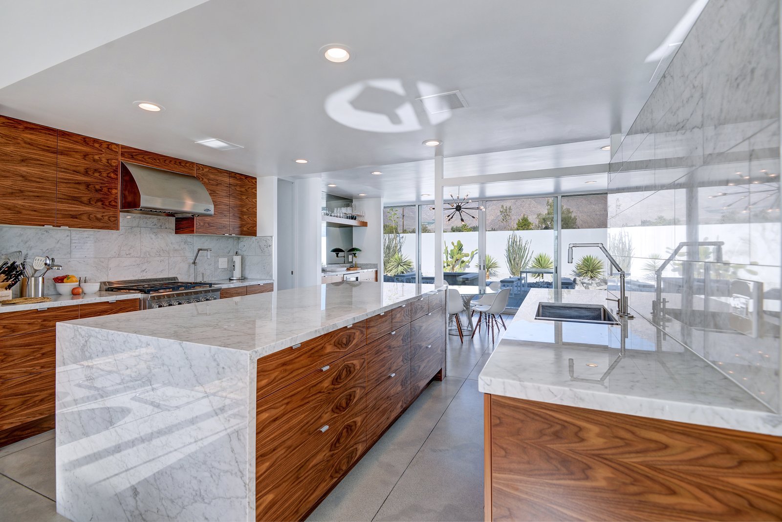 Fully renovated, modern kitchen with gas range, refrigerated drawers and ice maker for all of the Palm Springs cocktails!