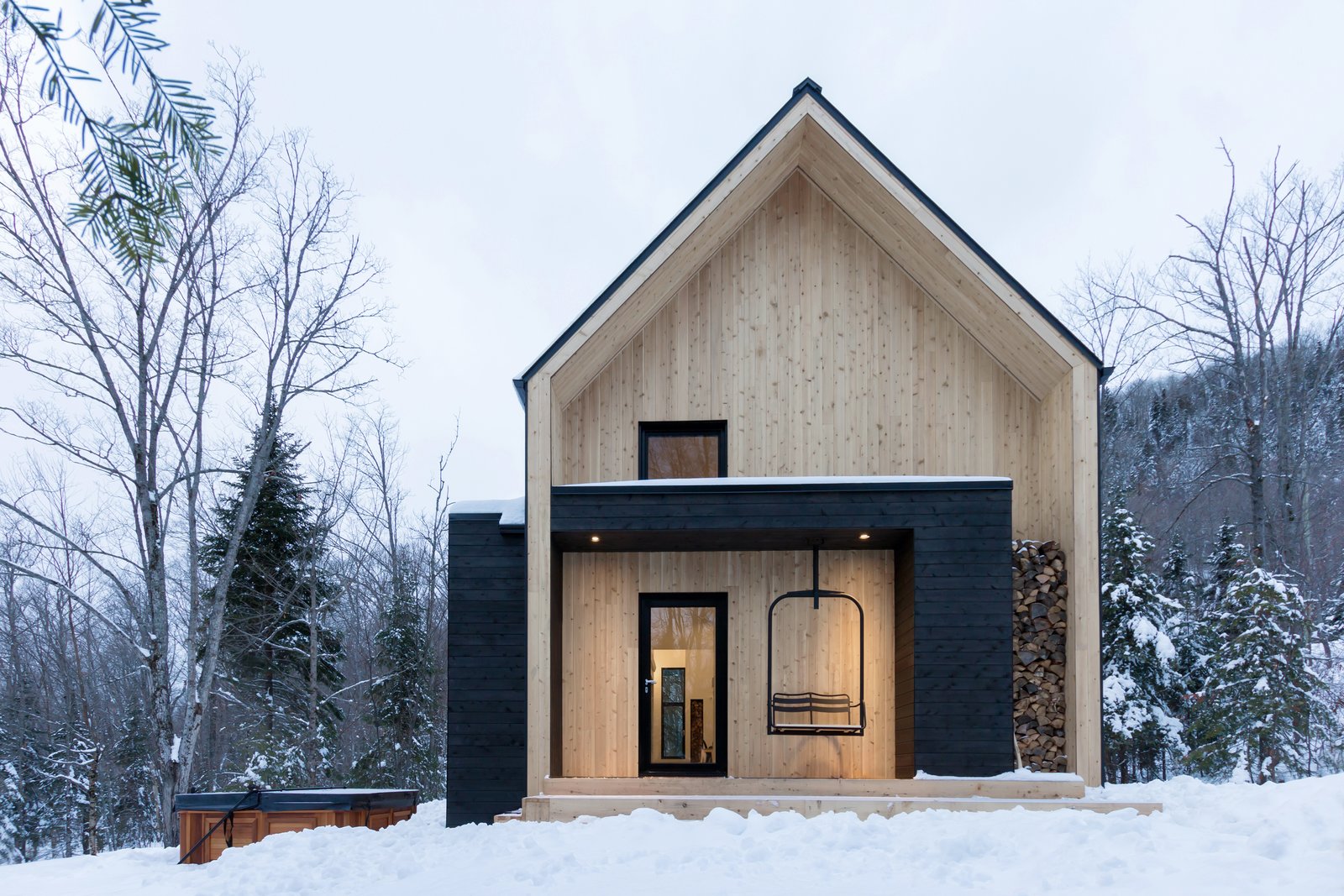 The project is designed with a single global vision: a modern, Scandinavian inspired barn with clean lines. The materials in their raw appearance influenced the general concept, as well as pale colors and natural textures such as wood, concrete and white.